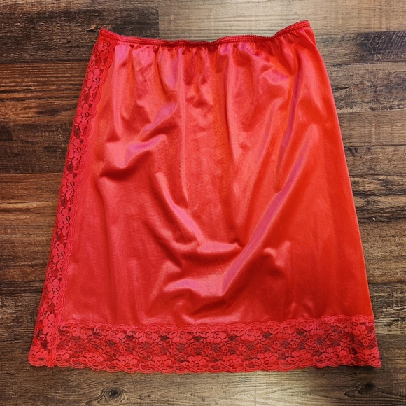 💋Vintage 70s Sexy Red Nylon/Lace Slip🌹 - Picture 2 of 5